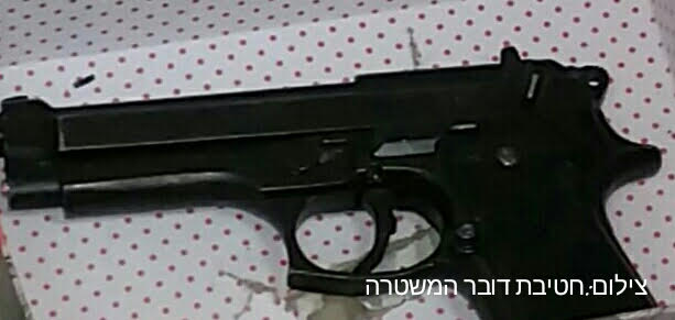 الشرطة تداهم منزل وتضبط اسلحة وتعتقل رب الاسره وابنه